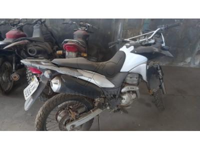 LOTE 009 - MOTO HONDA XRE 300